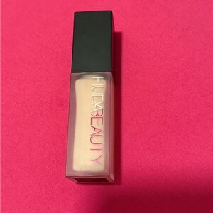 Huda beauty concealer 1.1n royal icing